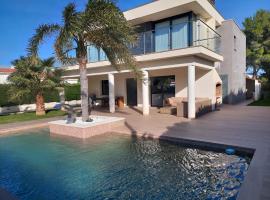 Villa Nicole, hotel in Les tres Cales