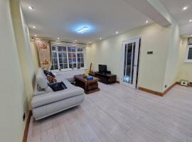 4 bedroom detach house in Cheadle Hulme, hotel v destinaci Cheadle Hulme