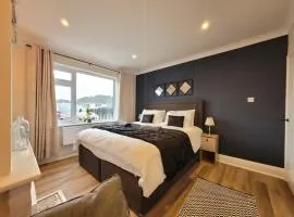 Modern 2 bed pet friendly Bungalow near countryside and a short drive to seafront- with large private garden by Catchpole Stays