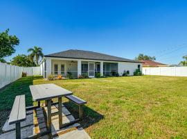 4 Mi to Beach Home with Patio in Cape Coral!, hotel en Cabo Coral