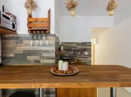 Dreamy Cove, Artistic Hideaway near Floisvos 1BD