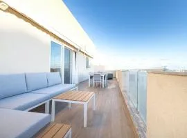 Luxurious & Spacious 2BD Penthouse with Large Terrace & Jacuzzi at The Podium - Yacht Marina Area, Close to Valletta