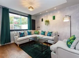 Spacious Cottage 3 Bedrooms with Free Private Parking in a Central Location