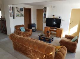 Rustic Villa with Pool Sleeps 6 & Terrace, hotel v destinaci Siġġiewi