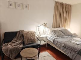 Cozy Commercial Oasis - Private Entrance Studio, vila v destinaci Vancouver