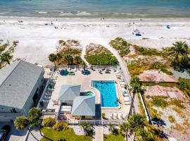 Redington Beach Retreat - Immaculate Beach Condo with Water Views, Pool, Hot Tub, hotel in Clearwater Beach