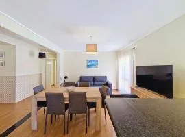 Modern & comfy - Beach 4min walk, Balcony, 3 bedroom, sleeps 8