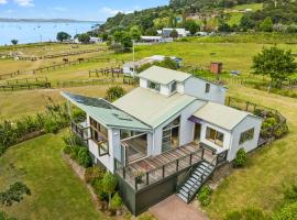 Tikirau Bay Views，位于Waiheke Island的酒店