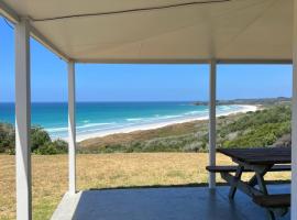 Wharekapua Beach House, hotel in Ngataki