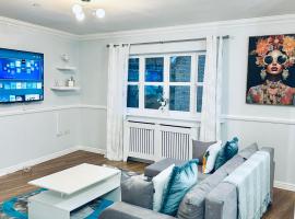 Spacious stylish 4BR House Perfect For Families, Groups & Contractors in Bluewater- Dartford-with Pool Table & Free Parking, ξενοδοχείο σε Greenhithe