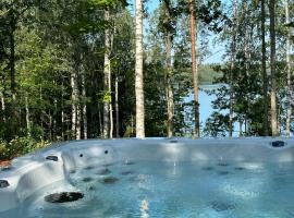 Elegant Lakeside House with Sauna & Jacuzzi，Lohja的飯店