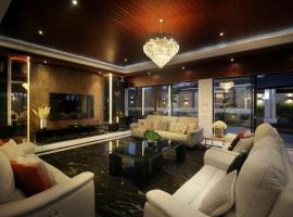 Anukula Villa, A Luxury 4-BR Private Pool Villa in Kemenuh Ubud, hotel v destinaci Blahbatu