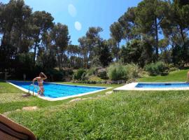 Nice house and pool by the golf course and close to the sea!, hotel a Pals