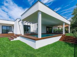 Holiday House with Pool Casa Lavanda, hotel in Bale