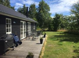 Only 400 Meters From The Water Is This Lovely And Cozy Holiday Home In A Lovely Area,, hotel v destinaci Hundested