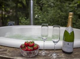 Holiday Home With A Wilderness Bath, Only 100 Meters From The Lovely Beach,, hotel v destinaci Bøtø By
