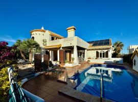 Ibiza style villa first line to golf!, khách sạn ở Villamartin