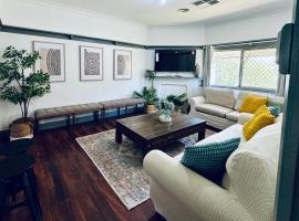 Charming home in Central Dubbo, Hotel in Anafi
