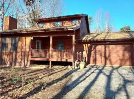 Cozy and Comfy with Lake Access, hotel v destinaci Mineral