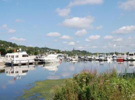 House Boat Mustique, hotel in Maastricht