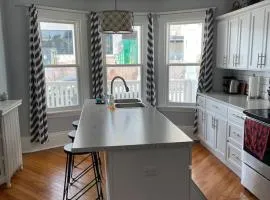 86A King Bed 2bd 3bt on Queen St. Downtown