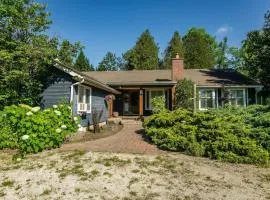 5BR Riverfront Retreat w Firetable BBQ and Deck