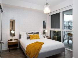 Amazing 2BR 2BA Resort Condo w Balcony and Parking, Hotel in Barrie