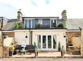 Norham - 3 Bedrooms 2 Bathrooms - Stunning Walks and Views - Dog Friendly - Balcony - Log Fire - Private Garden - Off Street Parking - Quiet Rural Location - Fast Wifi