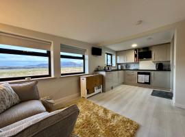 Druidibeg Cabin, Loch Druidibeg, Isle of South Uist, hotel in Stilligarry