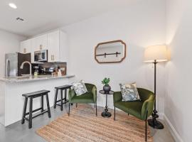 Charming Townhome - New Construction，位于拉斐特的酒店