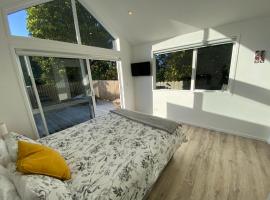 Maraetai -Kererū Cottage - Whole House, ξενοδοχείο σε Maraetai