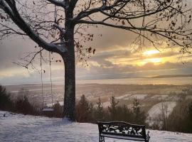 Les Chalets sur le Cap, hotel in Saint-Joachim