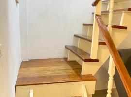 Townhouse nearby Klong Dao beach with loft, hotel in Ban Mo Nae