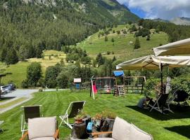 Mi Casa Tu Casa, hotel dengan parking di Brusson