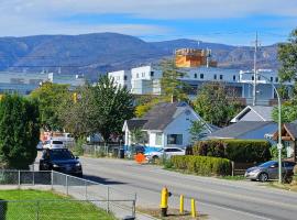 1 block to Kelowna General Hospital 2 blocks to Beach 1km to OUC 1km to Downtown Kelowna 20min to YLW, hotel in Kelowna