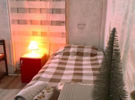Private Guest Room with Garden Access, hotel i Skopje
