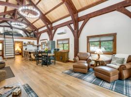 Bear Lodge Waterfront Cabin with Level 2 EV Charger, hotel v destinaci Sutter Creek