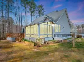 Lake Anna Lakeside Luxury 6BR w Game Room, Cinema, Hot tub and Grill