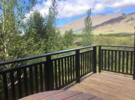 Cozy cabin in the woods, only 45 min from the city, hotel v destinaci Akranes