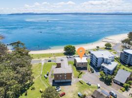 Little Hut 1 Spectacular Water Views NBN and Air Conditioned, hotel in Nelson Bay