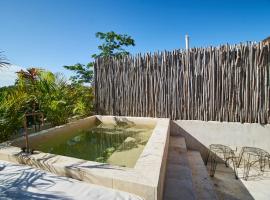 Luxury Condo with Papaya Playa Project Beach Club Membership, hotel a Tulum