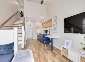 Charming Tiny Home w/ Pool in Downtown Dunedin, căn nhà nhỏ ở Dunedin