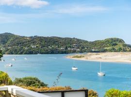 Harbourview Haven - Mangawhai Heads Holiday Home，位于芒阿法埃的酒店