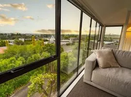 River City Views With Spa Pool, BBQ & Sky TV