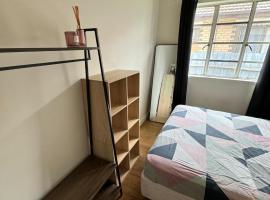 Room near to Melbourne Airport & Train Station, hôtel à St Albans