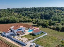 Family home with hydromassage pool & fun activities