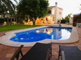 Villa Iluminada con chimenea, barbacoa y piscina cerca Playa