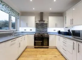 Falkirk House - Long Stays - Sleeps 6 - 3 Bedrooms - Parking - Wifi