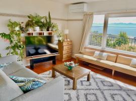 Family and pet friendly with stunning seaviews，納爾遜的飯店