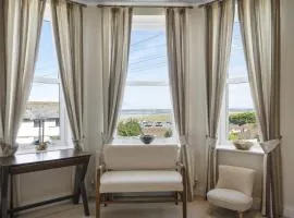 Modern Apartment Private Parking Walk to Beach